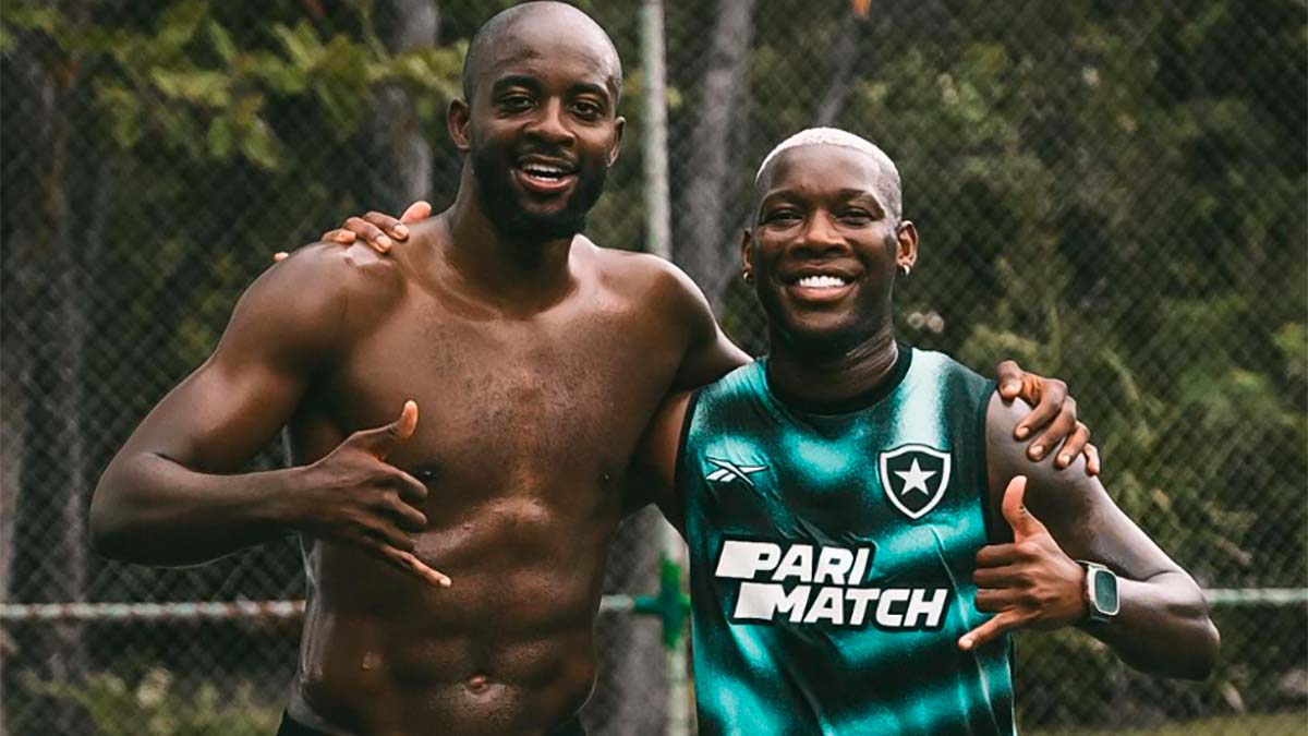 O volante Patrick de Paula do Botafogo contou com a companhia de Jean Mateta, centroavante do Crystal Palace, durante o treino. Entenda!