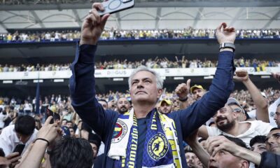 José Mourinho, o icônico treinador português, foi oficialmente apresentado como o novo técnico do Fenerbahçe neste domingo.