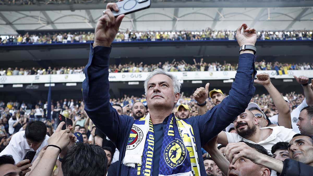 José Mourinho, o icônico treinador português, foi oficialmente apresentado como o novo técnico do Fenerbahçe neste domingo.