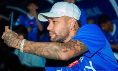 Neymar causou mais uma polêmica nas redes sociais ao publicar imagens vestindo camisetas de dois clubes brasileiros: Flamengo e Santos.