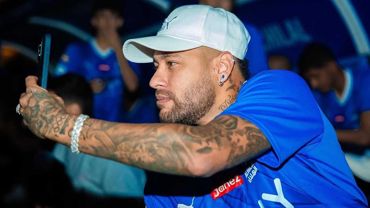 Neymar causou mais uma polêmica nas redes sociais ao publicar imagens vestindo camisetas de dois clubes brasileiros: Flamengo e Santos.