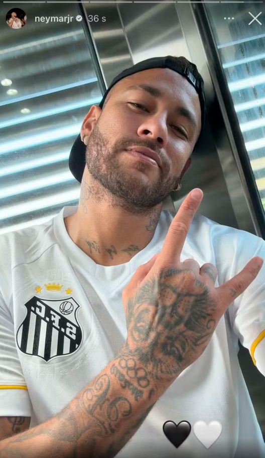 Neymar com a camisa do Santos