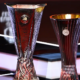 Troféus da Europa League e Conference League exibidos antes do sorteio da Uefa na temporada 2024/25