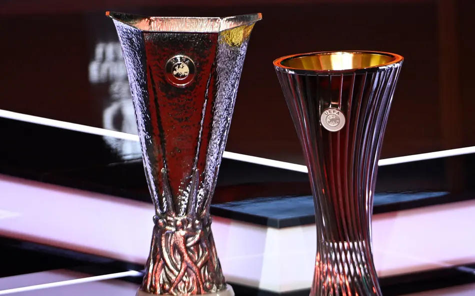 Troféus da Europa League e Conference League exibidos antes do sorteio da Uefa na temporada 2024/25